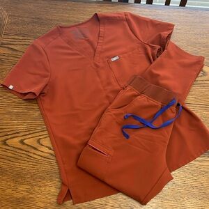 Gently used women’s Figs scrub set. Only used one season. Auburn color